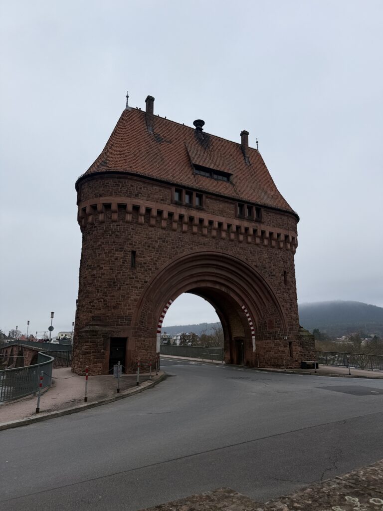 Zwillingstor an der Mainbrücke in Miltenberg